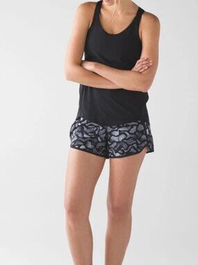 Lululemon Tracker Short Snake Print Black And White Size 8